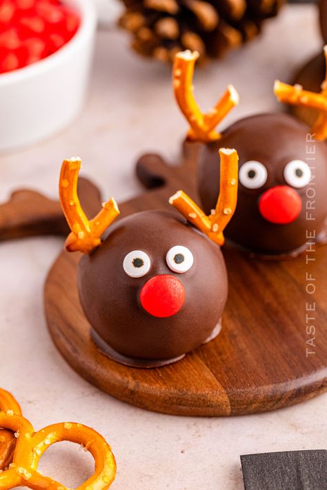 Reindeer Oreo Balls are a cute no-bake holiday treat that can be enjoyed by kids and adults alike. Fun for parties, potlucks, and more. Reindeer Balls Recipe, Vanilla Oreo Balls, Oreo Ball, Reindeer Snacks, Vanilla Oreo, Christmas Truffles, Chocolate Melting Wafers, Best Chocolate Desserts, Oreo Balls