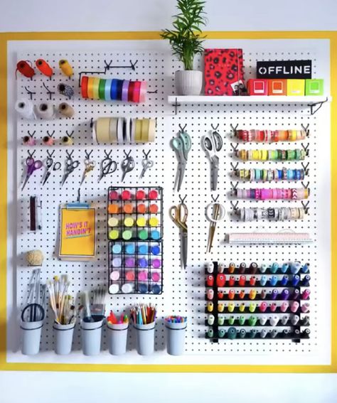 Computer Supplies Storage, Studio Seni, Pegboard Design, Pegboard Craft Room, Sewing Room Inspiration, Pegboard Organization, Organisation Ideas, Art Studio Room, Sewing Room Design