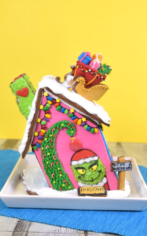 Gingerbread Grinch, Gingerbread House Contest Ideas, Grinch Gingerbread House, Grinch House, Gingerbread House Contest, Easy Gingerbread House, Homemade Gingerbread House, Gingerbread House Ideas, Gingerbread House Recipe