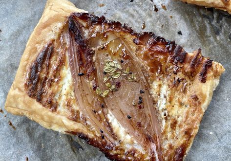 Onion Tart With Puff Pastry, Shallot Puff Pastry, Caramelized Onion Tart Puff Pastries, Upside Down Caramelized Onion Tart, Upside Down Carmelized Onion Tarts, Upside Down Onion Tart Puff Pastry, Onion Tart Puff Pastry, Onion Puff Pastry Tart, Carmelized Onion Tart