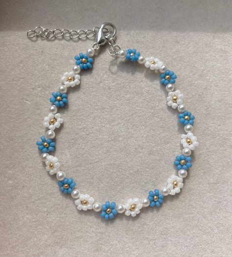 Thread Flower Bracelet, Beaded Flower Bracelet, Bracelet Aesthetic, Diy Jewelry Making Tutorials, Yarn Bracelets, Seed Bead Flowers, Floral Azul, Gelang Manik-manik, Blue Beaded Bracelets