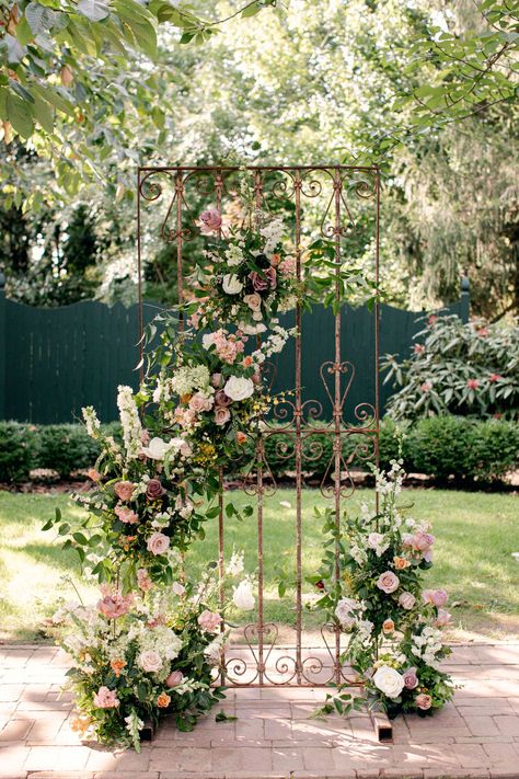 Wedding Venue Gate Decor, Flower Gate Decoration Wedding, Vintage Doors Wedding, Wedding Photo Corner, Vintage Gate Design, Flower Entry Gate For Wedding, Branch Arch Wedding, Simple Wedding Arch, Wedding Arch Rustic