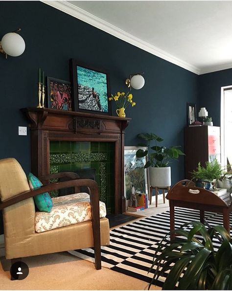 Dark Moody Living Room, Moody Interior Design, Eclectic Decor Bedroom, Moody Living Room, Funky Living Rooms, Dark Decor, Moody Decor, Aesthetic Living Room, Retro Living Rooms