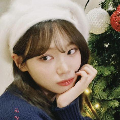 le sserafim chaewon icon #lesserafim Chaewon Christmas, I Am Not Afraid Of Storms, Lesserafim Chaewon, Le Sserafim Chaewon, Swan Song, Korean K Pop, Christmas Icons, Blue Flames, Iz One