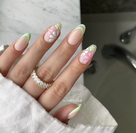 Fun Spring Nails, Nail Ideas Simple, Nail Design Gold, Simple Spring Nails, Spring Nail Designs, Cute Spring Nails, Spring Fun, Summery Nails, Purple Nail