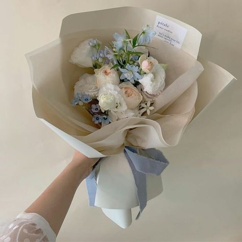 Bouket Flowers Roses, Flower Decorations Diy, Boquette Flowers, Flowers Bouquet Gift, Nothing But Flowers, Blue Bouquet, Flower Therapy, No Rain, Beautiful Bouquet Of Flowers