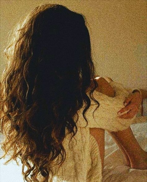 You who loved you and gave you my heart Is estimated one day what I did for you .. Hair Aesthetic, Grunge Hair, Dream Hair, Long Curly Hair, Long Curly, Hair Videos, Pretty Hairstyles, Wavy Hair, Hair Goals