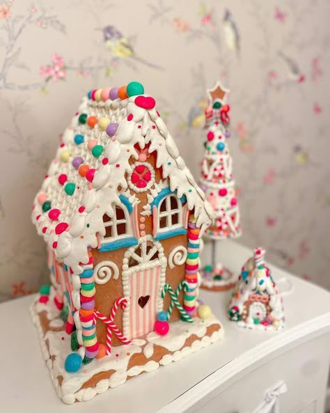 Candy Decorated Gingerbread House, Gingerbread House Pastel, Gingerbread House Candyland, Candy Land Gingerbread House, Preppy Gingerbread House, Candyland Gingerbread House, Colorful Gingerbread House, Gingerbread House Cute, Pastel Gingerbread House