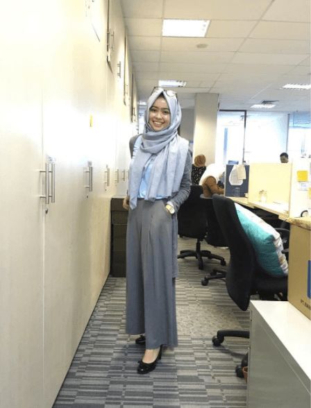 Hijab office Wear - 12 Ideas to Wear Hijab at Work Elegantly Hijab Office Wear, Hijab Office Look, Hijab For Work, Ways To Wear Hijab, Hijab Office, Business Casual Outfits Winter, Casual Outfit Inspiration, Outfits To Wear, Casual Hijab Outfit