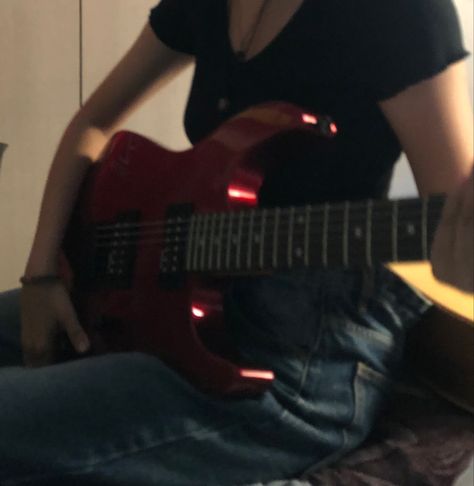 Erin Aesthetic Core, Eletric Gutair Aesthetic Girl, Electric Guitar Aesthetic Girl, Red Guitar Aesthetic, Malak Core, Guitar Pfp, Guitarist Girl, Red Electric Guitar, Red Guitar