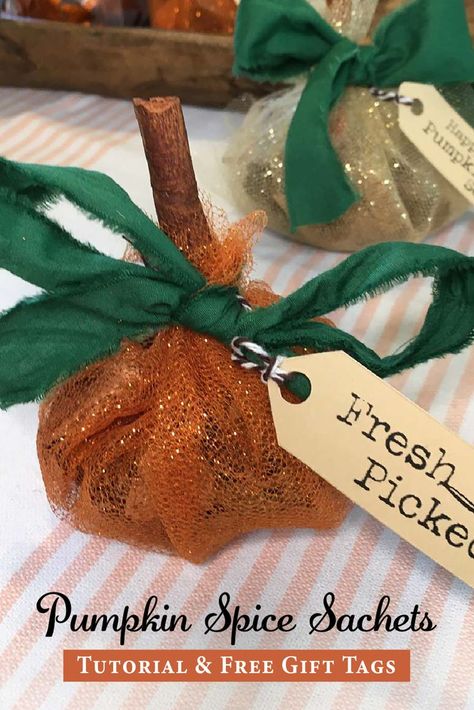 Make these adorable pumpkin spice sachets for Fall. They only take a couple of minutes to make and they smell wonderful. Make a few for yourself or to give as gifts. Fall Party Favors Diy, Fall Party Favor Ideas, Thanksgivjng Gifts, Fall Treat Bags For Adults, Fall Sachets Diy, Fall Party Favors For Adults, Fall Potpourri Diy Gift Ideas, Fall Favors Ideas, Diy Fall Popourie