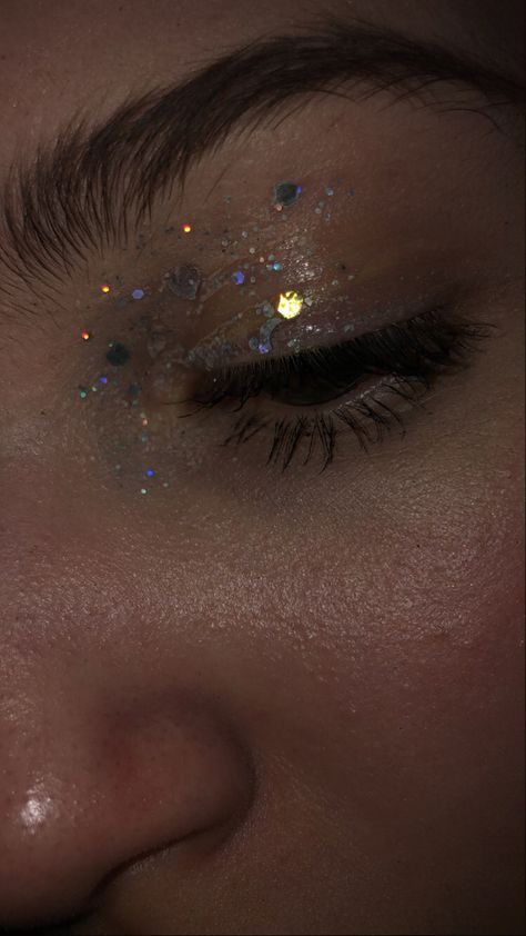 Euphoria Makeup Brown Eyes, Messy Glitter Makeup, Midnight Rain Makeup, Glittery Makeup Aesthetic, Sparkle Makeup Glitter, Chunky Glitter Eye Makeup, Glitter Face Makeup, Makeup Looks Prom, Film Makeup