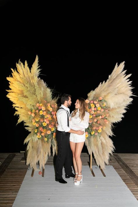 Angel Wings Wedding Decor, Pampas Grass Angel Wings Diy, Pampas Grass Angel Wings, Pampas Angel Wings, Pampas Grass Wings, Backdrop Design Wedding, Floral Angel Wings, Pampas Grass Decor Wedding, Pampas Wings