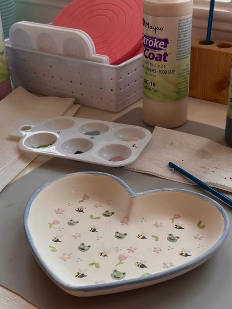 Pottery Painting Heart Dish, Jewelry Tray Clay, Pretty Ceramics, Valentines Painting, Pottery Cafe, Paint Pottery, Pottery Place, Paint Inspo, Diy Pottery Painting