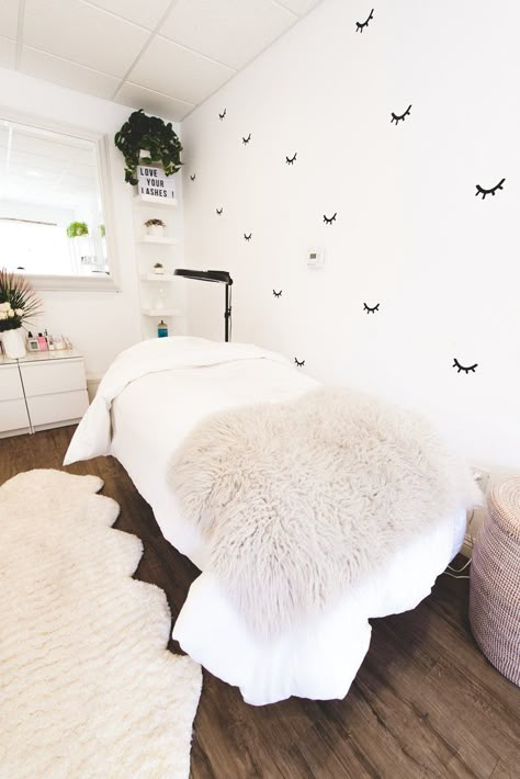 Lash Room Ideas, Lash Room Decor, Beauty Room Salon, Esthetician Room Decor, Esthetics Room, Spa Room Decor, Lash Studio, Esthetician Room, Spa Rooms