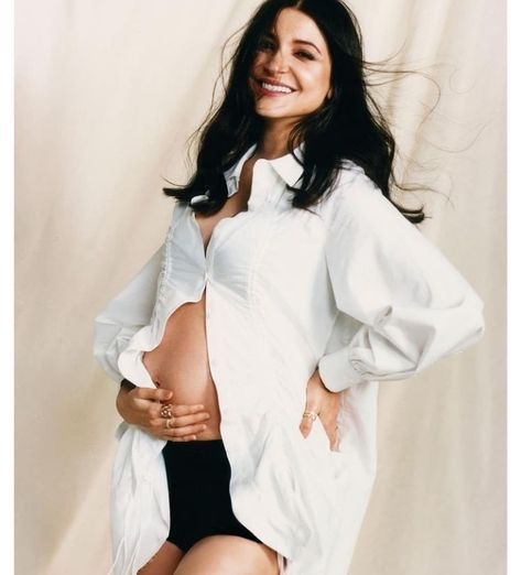 Pregnancy Photoshoot Ideas, Maternity Photoshoot Outfits, Maternity Studio, Pregnancy Pics, Shooting Ideas, Maternity Photography Poses, Vogue India, Anushka Sharma, Maternity Outfits