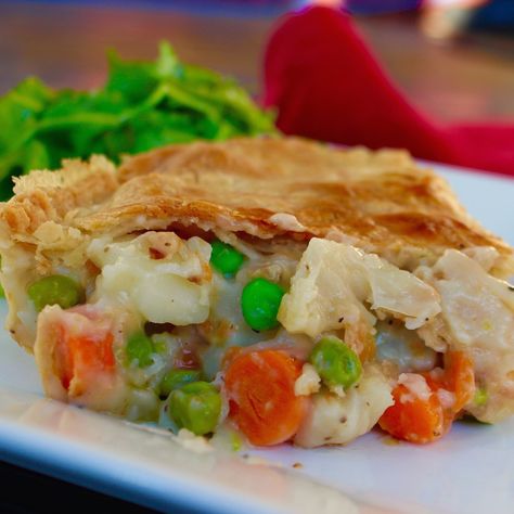 I know that sometimes when people begin their plant based journey they are concerned that some of their old favourite stand-bys won’t taste as good once modified. Well this recipe will put t… More Veggie Pot Pie Recipe, Vegan Pot Pie Recipe, Vegan Pot Pie, Vegetable Pot Pie, Veggie Pot Pie, Vegetable Pot Pies, Pastas Recipes, Pot Pie Recipe, Pot Pies Recipes