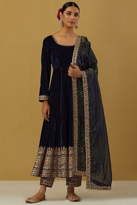 Blue Velvet Silk Hand Embroidered Anarkali Set Design by Ikshita Choudhary at Pernia's Pop Up Shop 2024 Ikshita Choudhary, Velvet Anarkali Suits, Velvet Anarkali, Velvet Suit Design, Blue Anarkali, Berry Dress, Independance Day, Velvet Dress Designs, Embroidered Anarkali