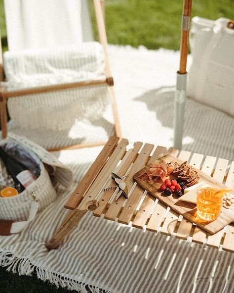 Wine Picnic Table, Portable Picnic Table, Picnic Chairs, Folding Picnic Table, Beach Table, Picnic Ideas, Beach Wood, Wine Glass Holder, Glass Holders