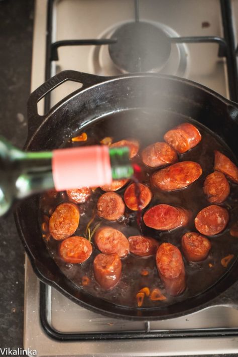 All you need to know to throw a successful wine and tapas party! Bday Surprise, Spanish Sausage, Spanish Dinner, Rosemary Honey, South Europe, Spanish Tapas Recipes, Traditional Spanish Recipes, Spanish Chorizo, Tapas Party