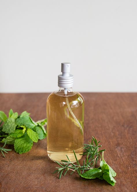 Mint Spray to Boost Hair Growth ~ using fresh or dry rosemary leaves and fresh mint leaves Hair Rinse Recipe, Dunner Wordend Haar, Hair Growth Spray, Mint Hair, Boost Hair Growth, Essential Oils For Hair, Homemade Hair Products, Hair Rinse, How To Dry Rosemary