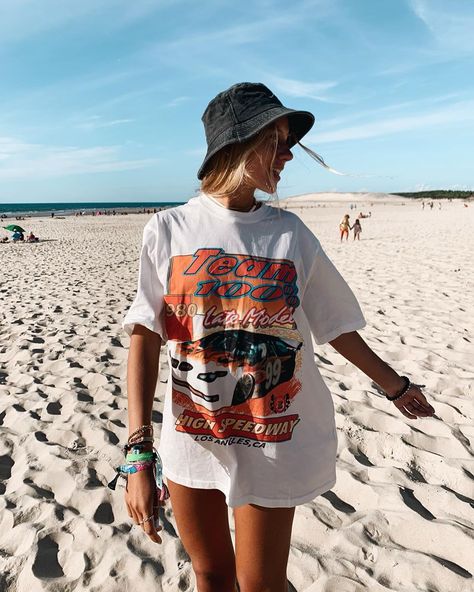 NUNI on Instagram: “big tshirts & bucket hats 🌞” Outfits With Bucket Hats Summer, Bucket Hat Summer Outfit, Bucket Hat Beach Outfit, Outfits With Bucket Hats, Cute Beach Outfits, Outfits For Mexico, Simple Summer Outfits, Outfit Primavera, Beach Photoshoot