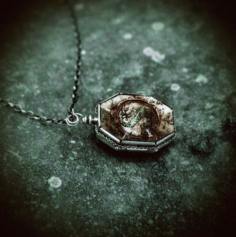 Dark Green Vibes, Locket Aesthetic, Slytherin Locket, Aesthetic Slytherin, Slytherin Wallpaper, Hogwarts, Locket, Dark Green, Harry Potter