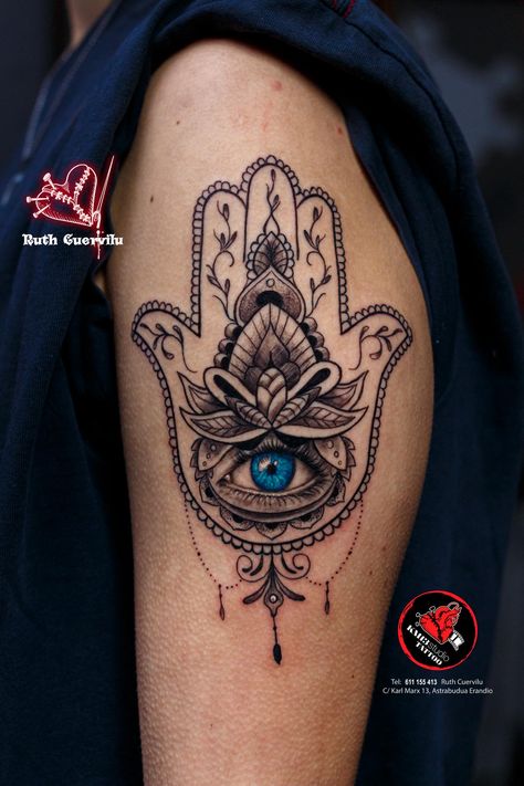 Tatuaje mano de fatima y ojo realismo color Iraida -  Ruth Cuervilu Tattoo - KM13 Studio - estudio de tatuajes erandio astrabudua bilbao bizkaia Tattoo Daruma, Ojo Tattoo, Hamsa Tattoo Design, Hamsa Hand Tattoo, Chakra Tattoo, Evil Eye Tattoo, Panda Tattoo, Hamsa Tattoo, Ganesha Tattoo