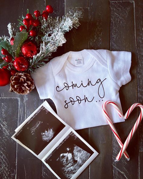 Baby Boy Christmas Announcement, Baby Reveal Ideas Christmas, Pregnant Surprise Ideas, Telling In Laws Your Pregnant, Baby Announcement Photoshoot Christmas, Pregnancy Announcement Photoshoot Christmas, Cute Christmas Baby Announcements, Christmas Time Pregnancy Announcement, Pregnancy Announcement Christmas Photos