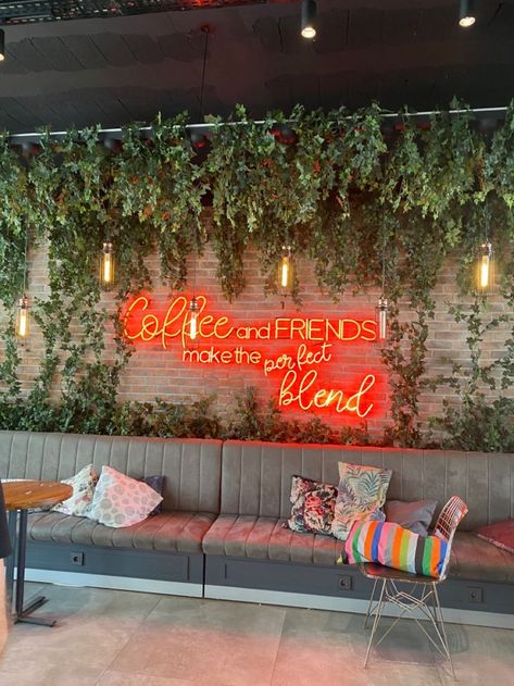 Instagram Wall Restaurant, Restaurant Photo Op Wall, Cafe Selfie Wall, Selfie Wall Ideas Restaurant, Tropical Restaurant Design, Instagrammable Walls Interior, Boho Restaurant, Juice Bar Interior, Veggie Restaurant