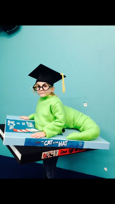 Halloween costume ideas book worm Worm Halloween Costume, Book Worm Costume, Worm Costume, Bookworm Costume, World Book Day Ideas, Halloween 2010, Character Halloween Costumes, Cardboard Costume, Book Costumes