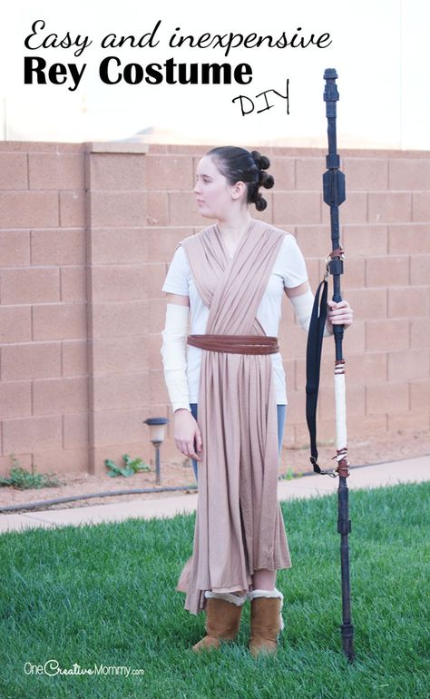 Get ready for The Last Jedi with this easy Rey Costume idea! - onecreativemommy.com Ray Costume Star Wars, Diy Rey Costume Star Wars, Diy Star Wars Costume, Rey Costume Diy, Jedi Costume Diy, Easy Star Wars Costumes, Star Wars Rey Costume, Rey Star Wars Costume, Ray Star Wars