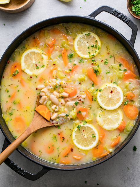 LEMON ROSEMARY WHITE BEAN SOUP (WS) - THE SIMPLE VEGANISTA Lemon Veggies, White Bean Soup Recipes, Lemon Soup, Quick Soup, Bean Soup Recipes, White Bean Soup, Gf Recipes, Salad Sandwich, Vegan Soup