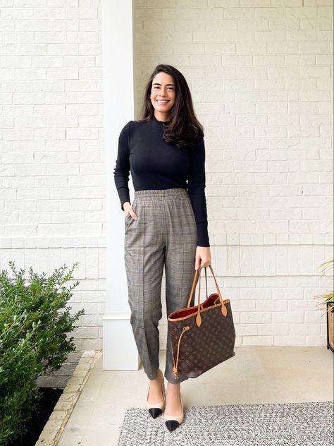 Plaid Paper Bag Pants Outfit, Plaid Jogger Pants Outfit Women, Tapered Dress Pants Outfit, Winter Work Pants Women, Plaid Work Pants Outfit, How To Style Plaid Pants Casual, Plaid Joggers Outfit, Brown Houndstooth Pants Outfit, Plaid Pants Work Outfit