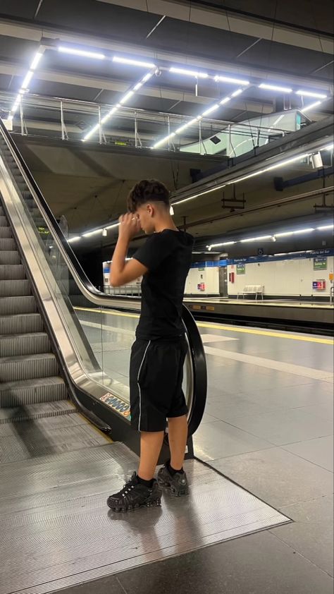 Fotos Chicos Canis, Fotos Canis, Nike Tech Tracksuit, Guys Fits, Drip Outfit Men, Men Tracksuit, Cool Makeup Looks, Cool Outfits For Men, Nike Tech