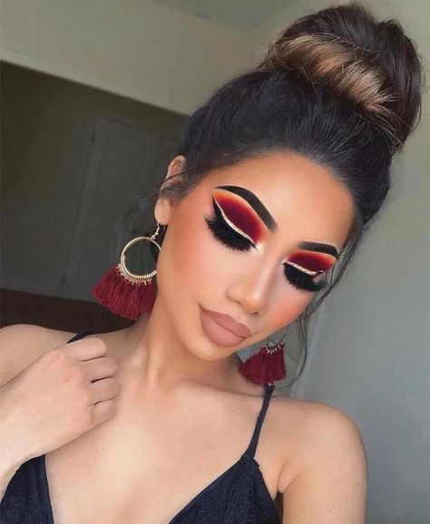 Here Is How To Wear The Risky Red Eyeshadow Ahead Of Halloween | Fashionisers© Orange Eye Makeup, Make Up Designs, Drag Make-up, Red Eyeshadow, Red Makeup, Makijaż Smokey Eye, Eye Makeup Designs, Colorful Eye Makeup, Makeup Eye Looks