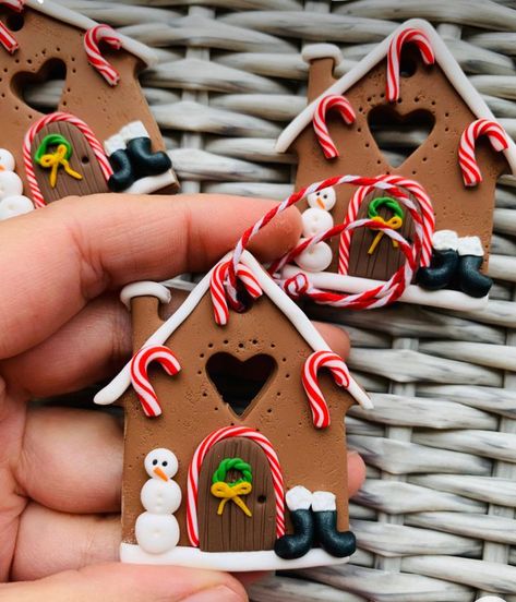 Fimo Clay Christmas Ideas, 3d Clay Christmas Ornaments, Polymer Gingerbread Man, Polymer Clay Christmas Pudding, Christmas Hanging Craft, Polymer Clay Baubles, Clay Christmas Cookies, Fimo Clay Christmas Ornaments, Clay Crafts House