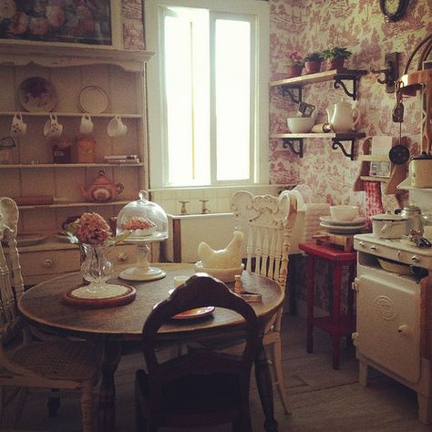 Kim Saulter 600 Sq Ft Cottage, Dolls House Kitchen, Room Box Miniatures, Country Dining, Miniature Scenes, Diy Doll Miniatures, Miniature Ideas, Dolls House Interiors, Room Boxes