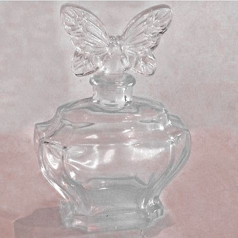 Vintage Glass Perfume Bottles, Cool Perfume Bottles, Aesthetic Perfume Bottles, Angel Girl, A Butterfly, Perfume Bottle, Pretty Pictures, Martini, Sake