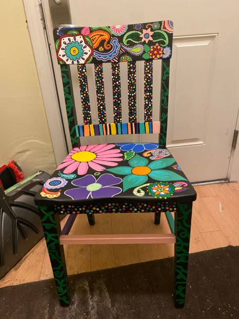 Hand Painted Wooden Chairs, Painted Wooden Chairs Ideas, Funky Painted Chairs, Chair Painting Ideas, Painted Chairs Ideas, Painted Folding Chairs, Folk Art Painted Chair, Painting Old Chairs, Painted Wooden Chairs Diy Fun