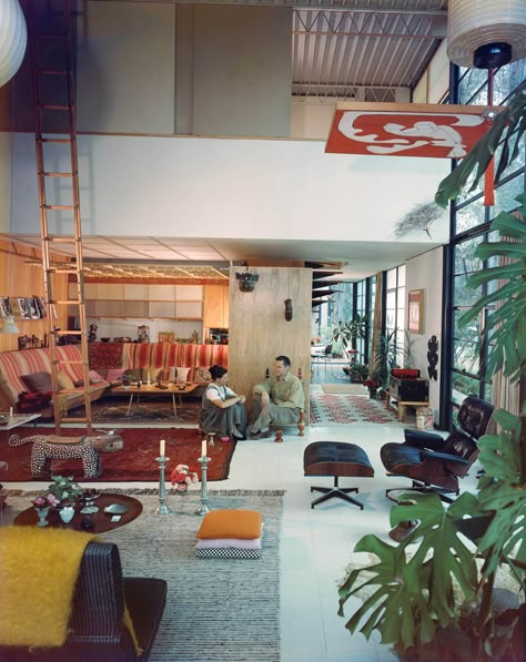 Ray and Charles Eames in the living room, 1958. Eames Design, Case Study House, Built In Sofa, Eames House, Case Study Houses, Eames Office, Architecture Magazine, Charles Ray, Casa Vintage