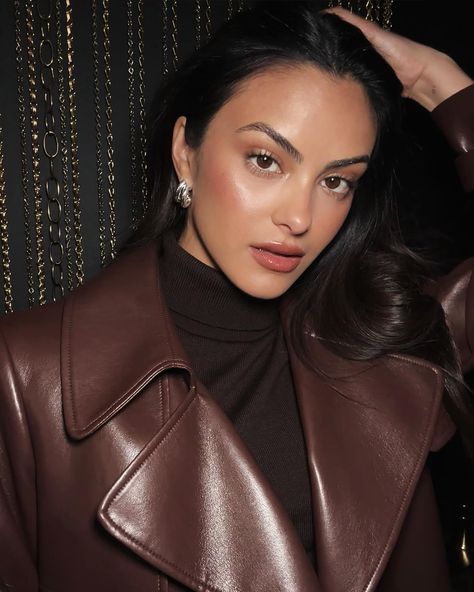 🤎C A M I🤎 NYC PRESS DAY @camimendes for #Ugraded Stylist @mollyddickson Hair @djquintero Makeup by me @cgonzalezbeauty #CamilaMendes … | Instagram Brown Leather Trench Coat, Liquid Bronzer, Day In New York City, Eye Tint, Warm Brown Hair, Cami Mendes, Camilla Mendes, Luminous Silk Foundation, Camila Mendes