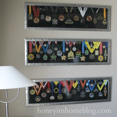 A great way to display running and marathon medals with a tutorial on how to make your own. Race Medal Displays, Sports Medal Display, Marathon Medal Display, Showcase Ideas, Medals Display, Running Medal Display, Trophy Ideas, Old Trophies, Medal Displays