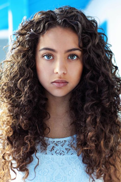 Colombian girls hair are gorgeous!!!!! Arabian Eyes, Coloured Eyes, Person Art, Fashion Modeling, Wavy Haircuts, Art People, Inspiration Photography, Curly Hair Inspiration, Photography Lighting