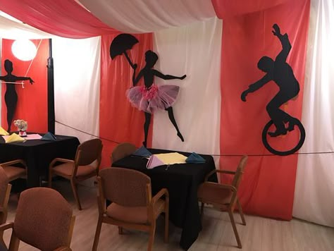 Circus Classroom, Vintage Circus Theme, Circus Birthday Party Theme, Theme Carnaval, Halloween Circus, Creepy Carnival, Circus Carnival Party, Circus Decorations, Aesthetic Fairy