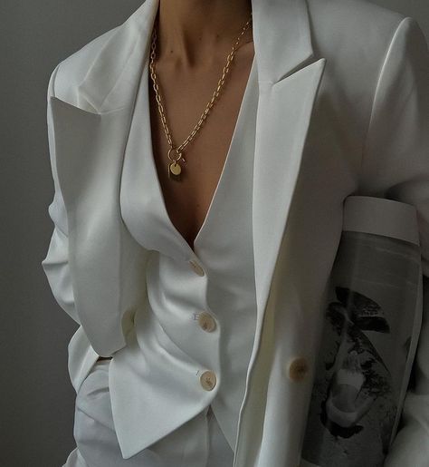 Graduation Suits For Women, Woman Hacks, White Wedding Suit, Graduation Suits, Women Suits Wedding, Woman In Suit, Fancy Suit, White Suit, Prom Suits