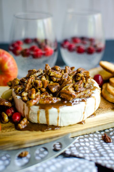 Pecan Baked Brie, Fall Appetizers Easy, Fall Appetizer, Easy Holiday Cookies, Cheese Log, Holiday Appetizers Easy, Thanksgiving Appetizer Recipes, Fall Appetizers, Maple Brown