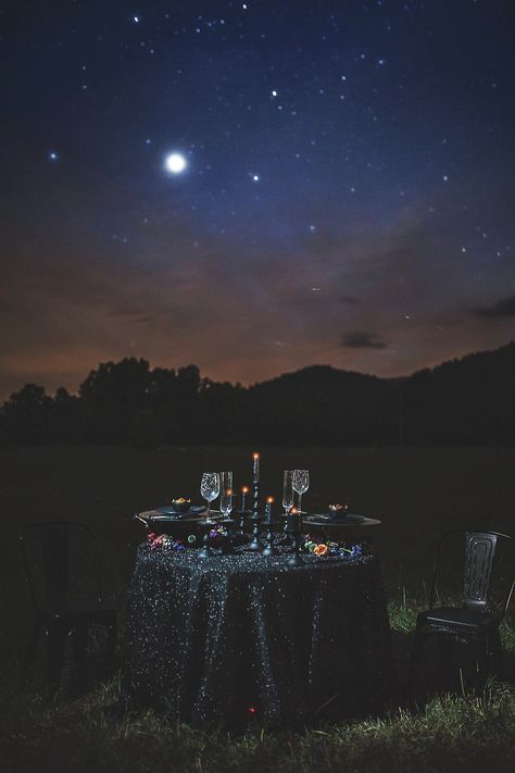 Night Sky Wine Glasses -- #HANDMADEADAY |  #ballousky #champagneflutes #constellation #constellationwineglasses #etsywedding #flutes #iso:alt #starrynight #stemless #stemmed #wine #wineglasses | contellation wine glasses // photo via iso:alt Picnic At Night, Night Dates, Night Picnic, Night Camping, Dream Dates, Night Date, Cute Date Ideas, Candlelit Dinner, Dream Date