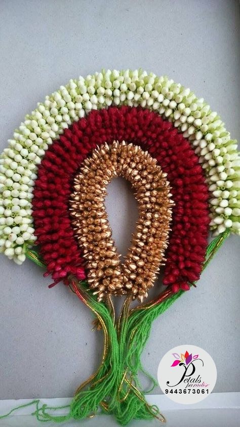 Venilu Hair, Venilu Flower, Hair Veni Designs, Bridal Flowers For Hair Indian, Indian Bridal Hair Jewelry, Hair Flowers Wedding Indian, Bridal Hairstyles With Flowers, Hairstyles For Saree, New Bridal Hairstyle