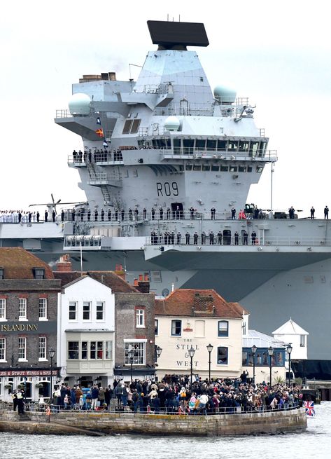 Royal Caribbean Ships By Size, Portsmouth Pubs, Hms Prince Of Wales, British Aircraft Carrier, Portsmouth England, Us Coast Guard Ships, Portsmouth Harbour, Uss Enterprise Cvn 65, Hms Queen Elizabeth